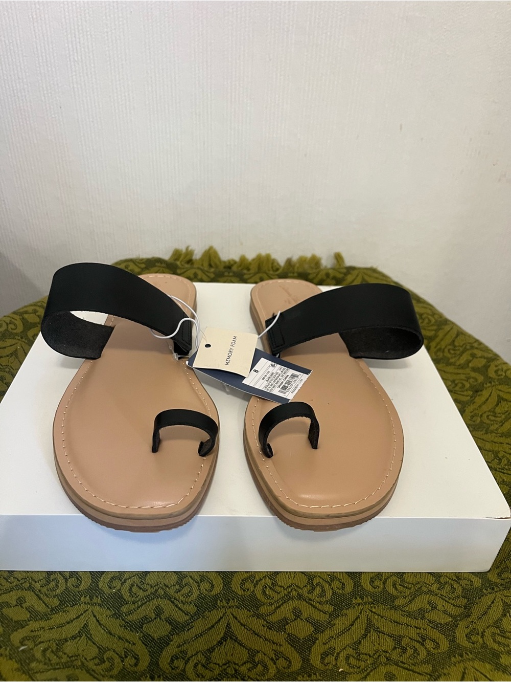 Universal Thread Black Strap Toe-Ring Sandals with Tan Footbed size 8
